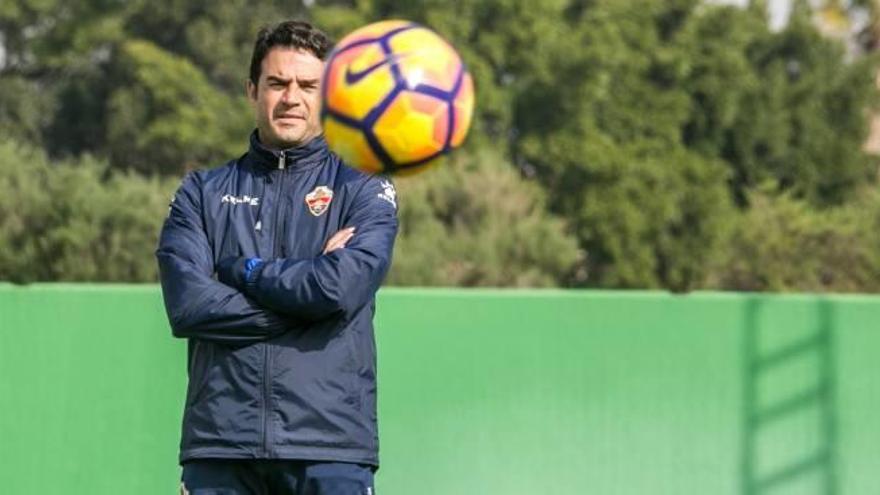 Alberto Toril, ayer, durante el entrenamiento matinal que hizo el equipo en el campo anexo.