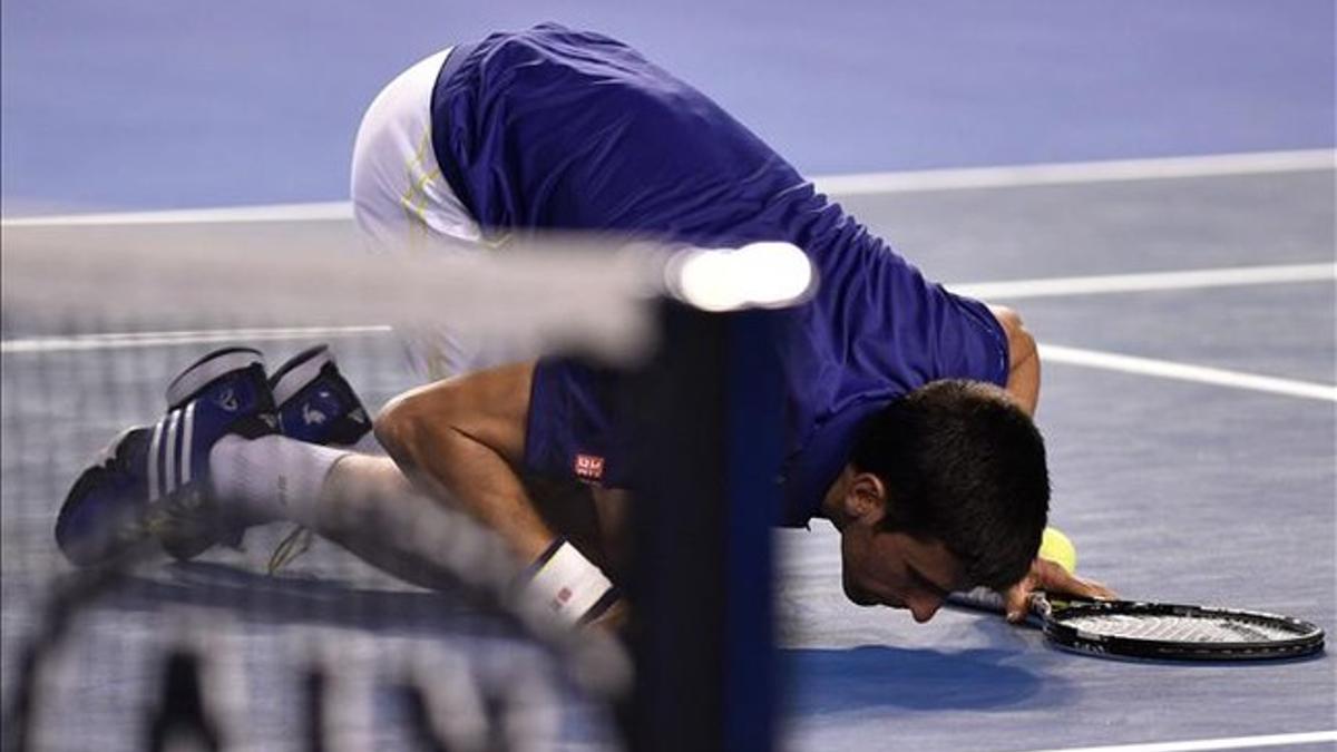 Novak Djokovic besa su pista fetiche, la Rod Laver Arena, tras certificar su sexto título en ella