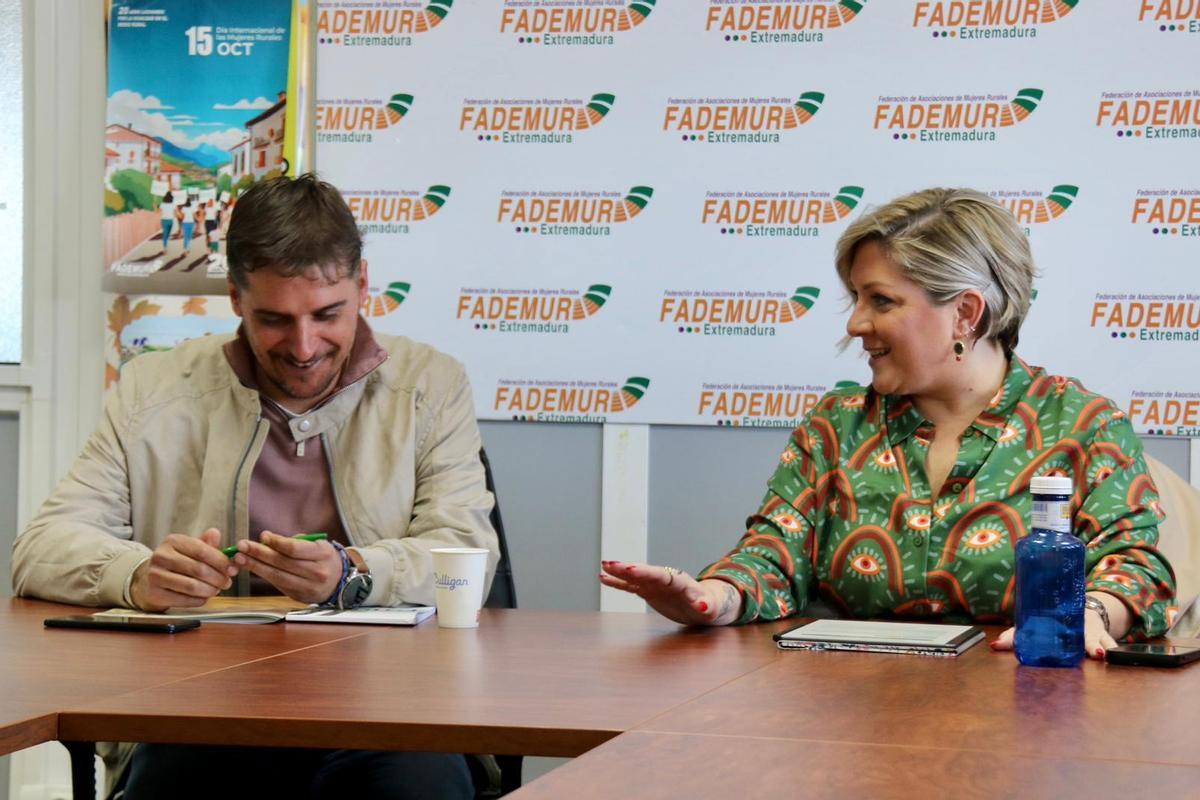 El secretario general de UPA-UCE Extremadura, Óscar Llanos, y la candidata a la Secretaria General del PSOE de Extremadura, Soraya Vega, durante su encuentro.