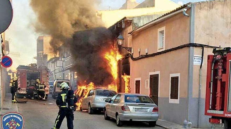 Efectivos de los Bombers de Mallorca, durante la extinción de un incendio el pasado 9 de junio en Manacor.