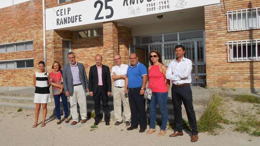 Asistentes a la visita a alas obras del CEIP de Randufe.