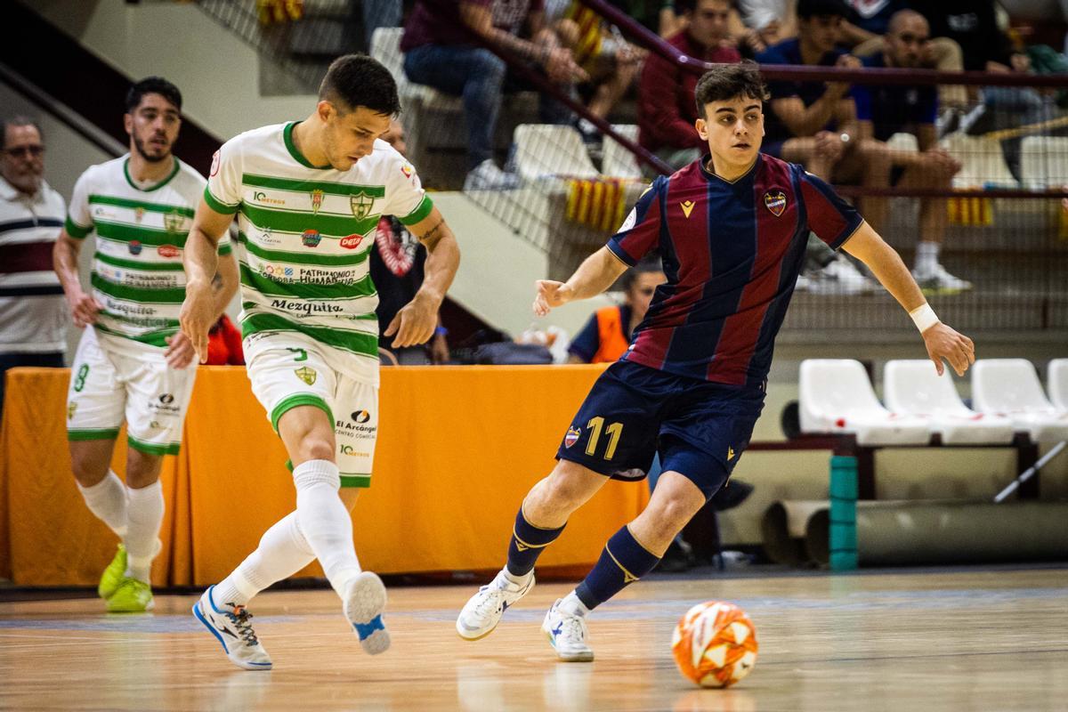 Álex Viana conduce el balón ante Pachu en el partido entre el Levante y el Córdoba Futsal.