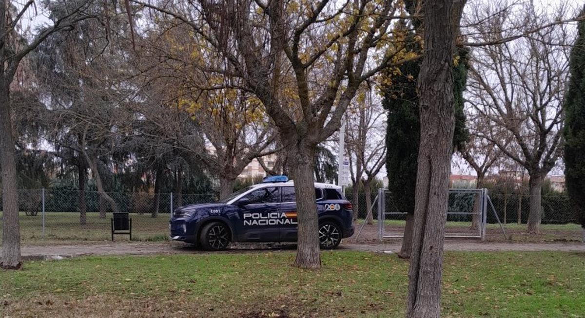 Vehículo patrulla de la Policía Nacional en el parque de Los Centollos.