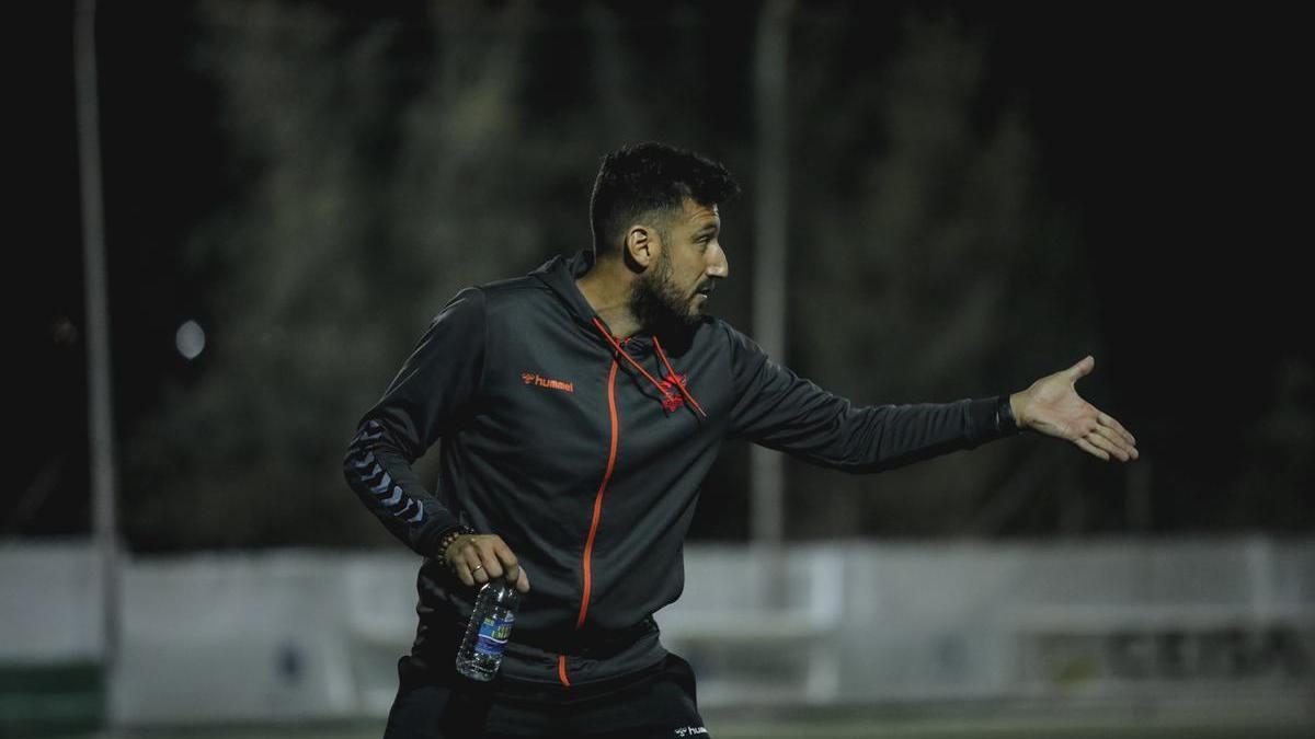 Rubén López dando indicaciones a sus jugadoras desde la banda