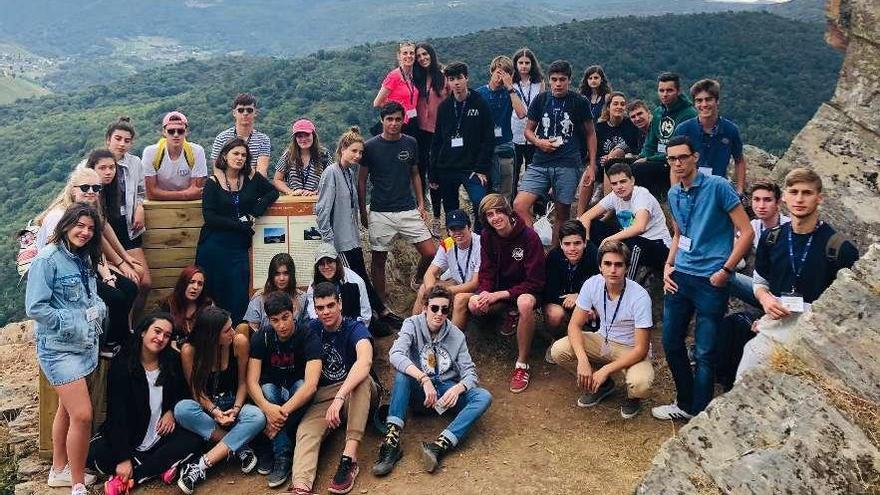 Los alumnos durante su visita a la Ribeira Sacra. // FdV