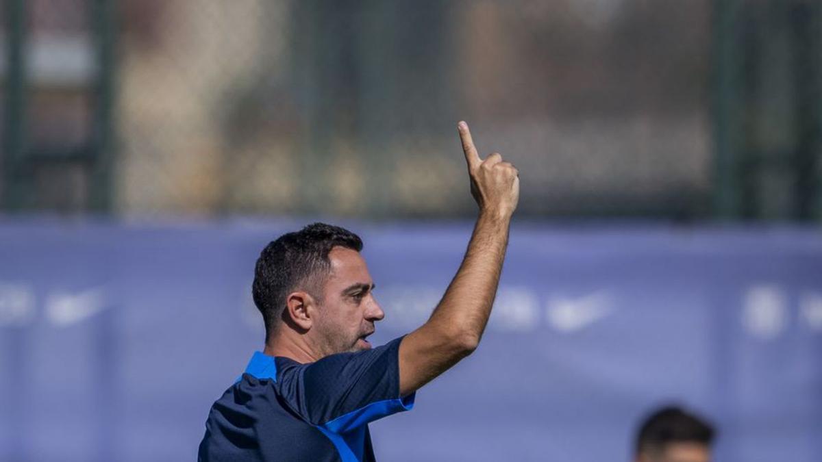 Xavi dirigeix un entrenament. | FC BARCELONA