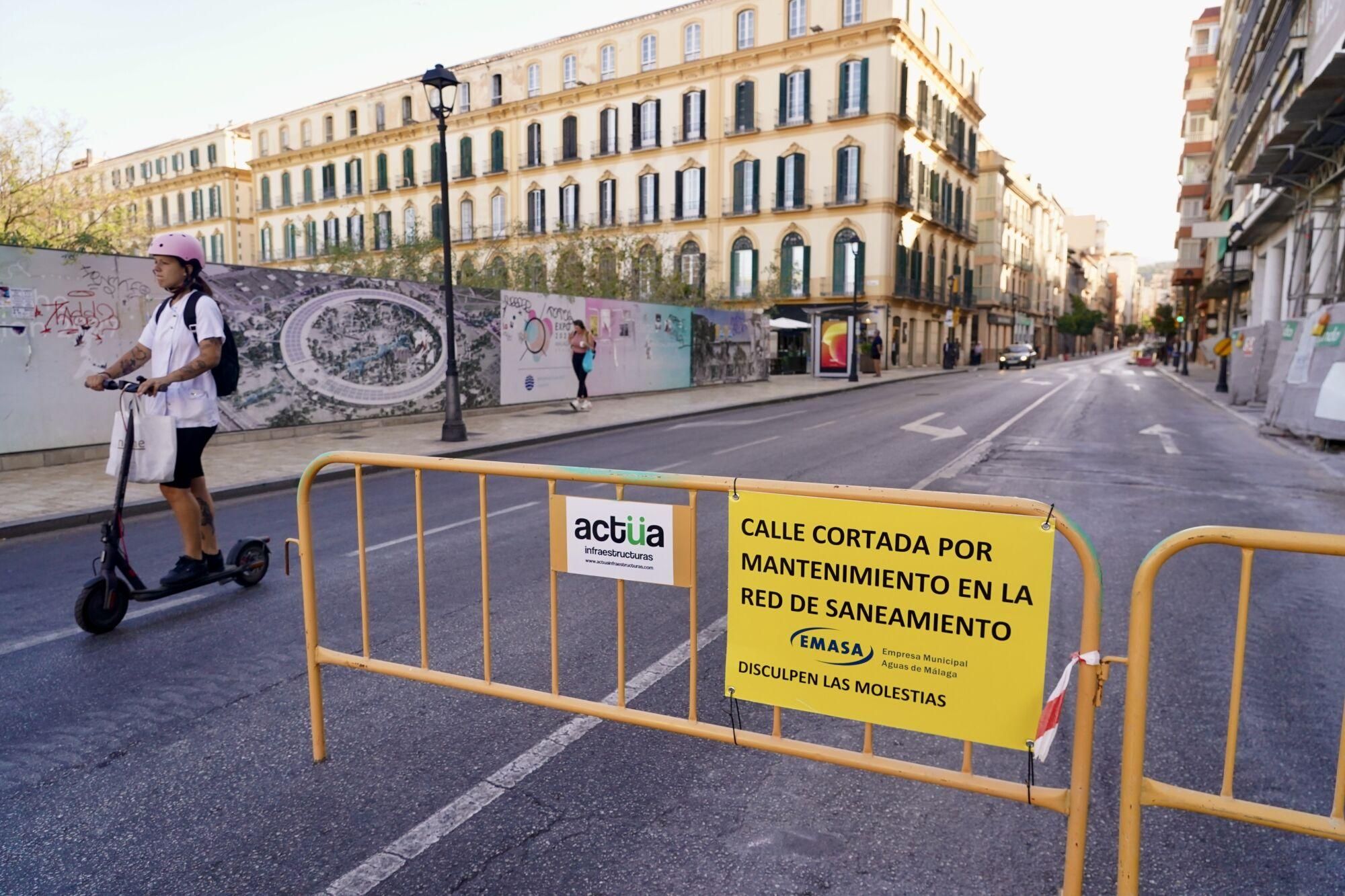 Vista de la calle de la Victoria, que permanecerá cerrada por mantenimiento en la red de saneamiento