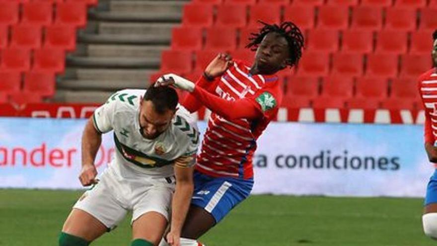 Domingos Quina, junto a Gonzalo Verdú, durante el partido Granada-Elche de hace dos temporadas