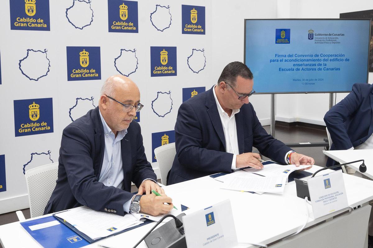 El presidente del Cabildo de Gran Canaria, Antonio Morales, y el consejero de Educación, Poli Suárez, firman el convenio que habilita una nueva sede de la Escuela de Actores.