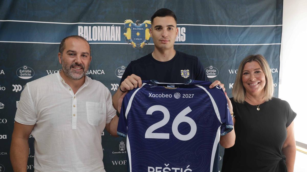 Nemanja Pestic, entre el director deportivo del Cangas, Óscar Fernández, y Ruth Pérez, de Áreas Psicoloxía.