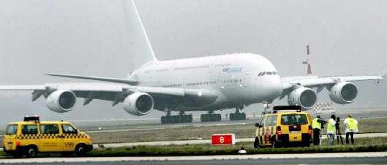 Un prototipo de avión Airbus A380 toma tierra en el aeropuerto internacional de Fráncfort, en una imagen de archivo.