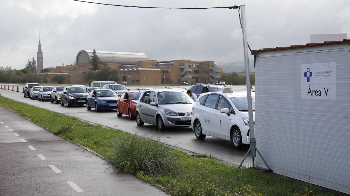 Vacunas en el autocovid de Gijón para evitar nuevos colapsos | ÁNGEL GONZÁLEZ