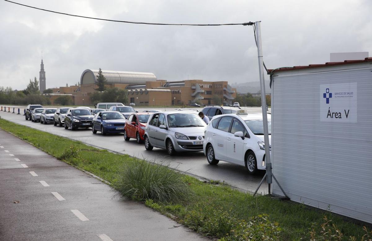 Vacunas en el autocovid de Gijón para evitar nuevos colapsos | ÁNGEL GONZÁLEZ