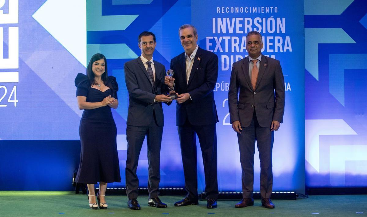 Bibiana Riveiro, directora de ProDominicana; Fernando Rodríguez, vicepresidente ejecutivo de Ecoener; Luis Abinader, presidente de la República Dominicana; y Joel Santos, ministro de Presidencia.