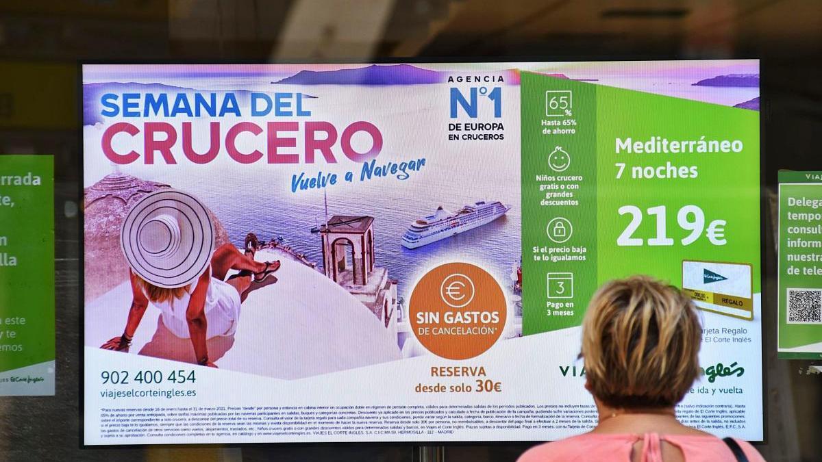 Una mujer observa los anuncios
con distintas ofertas de viaje,
ayer en Murcia. ISRAEL SÁNCHEZ