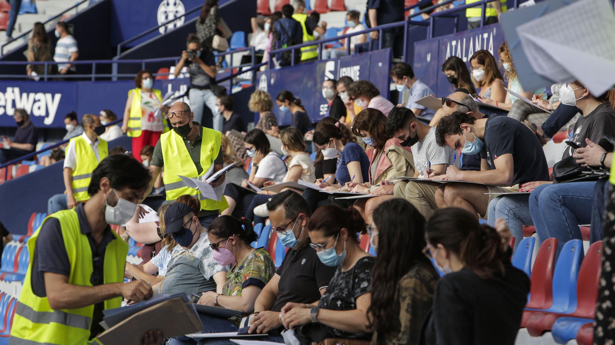 El estadio del Levante UD se convierte en una aula para 5.400 aspirantes a puestos de la Diputación