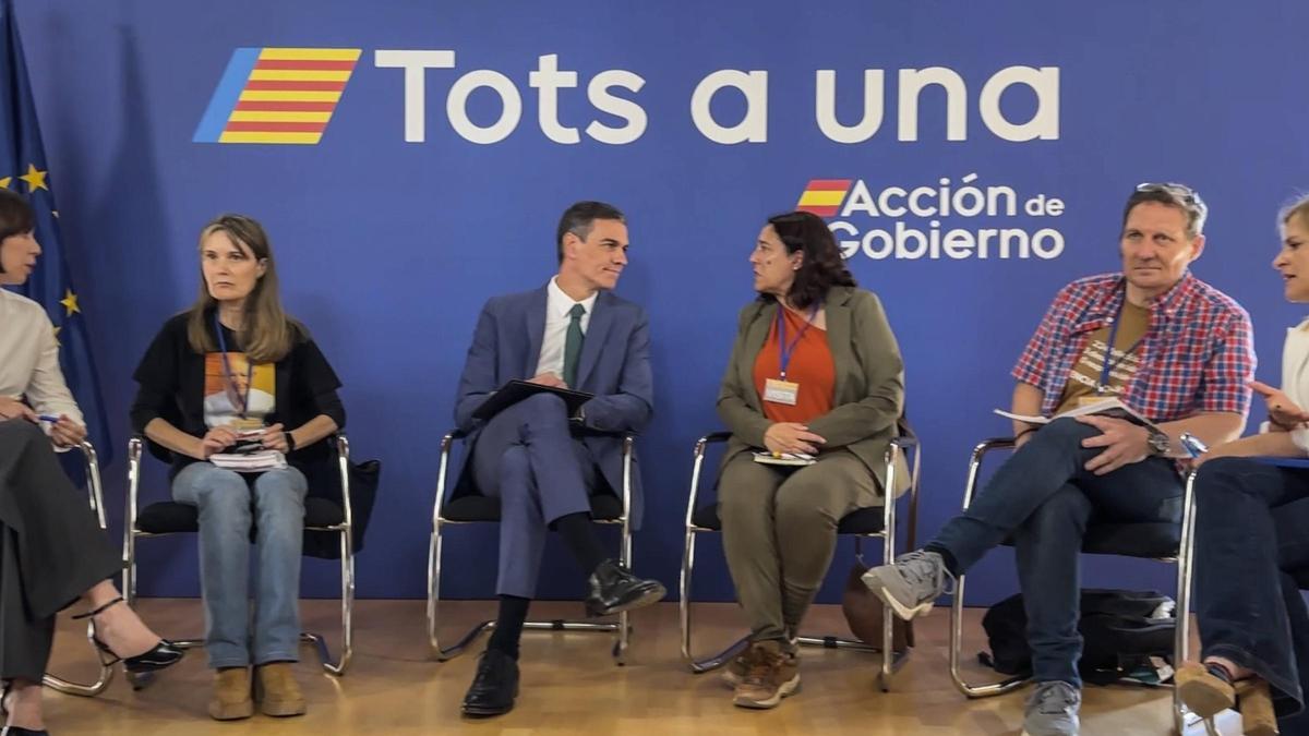 Pedro Sánchez, con representantes de asociaciones de víctimas.