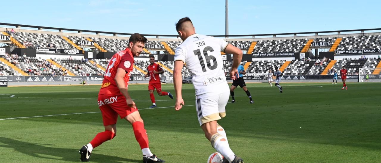 Zelu, durante una jugada del encuentro entre Badajoz y Rayo Majadahonda