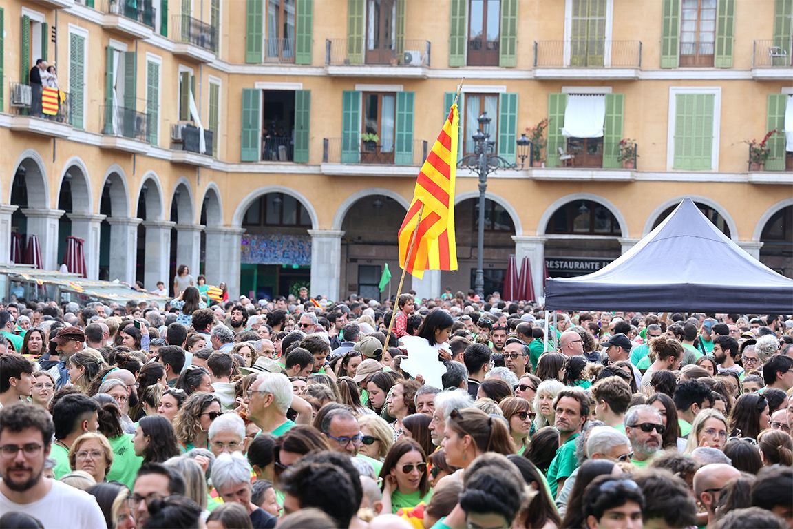 Masivo clamor por el catalán en una plaza Major desbordada de gente