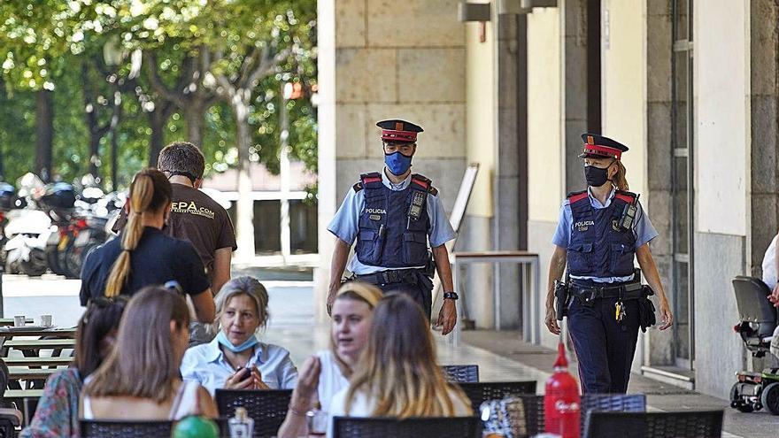 Dos agents dels Mossos de Girona vigilant la zona de terrasses de la plaça Independència de Girona aquests dies d&#039;estiu per evitar fets delictius