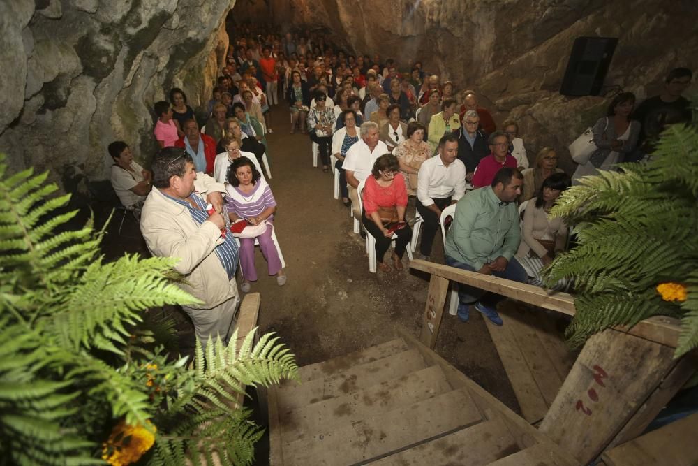 Procesión a la cuevina de San Pedro en Sariego