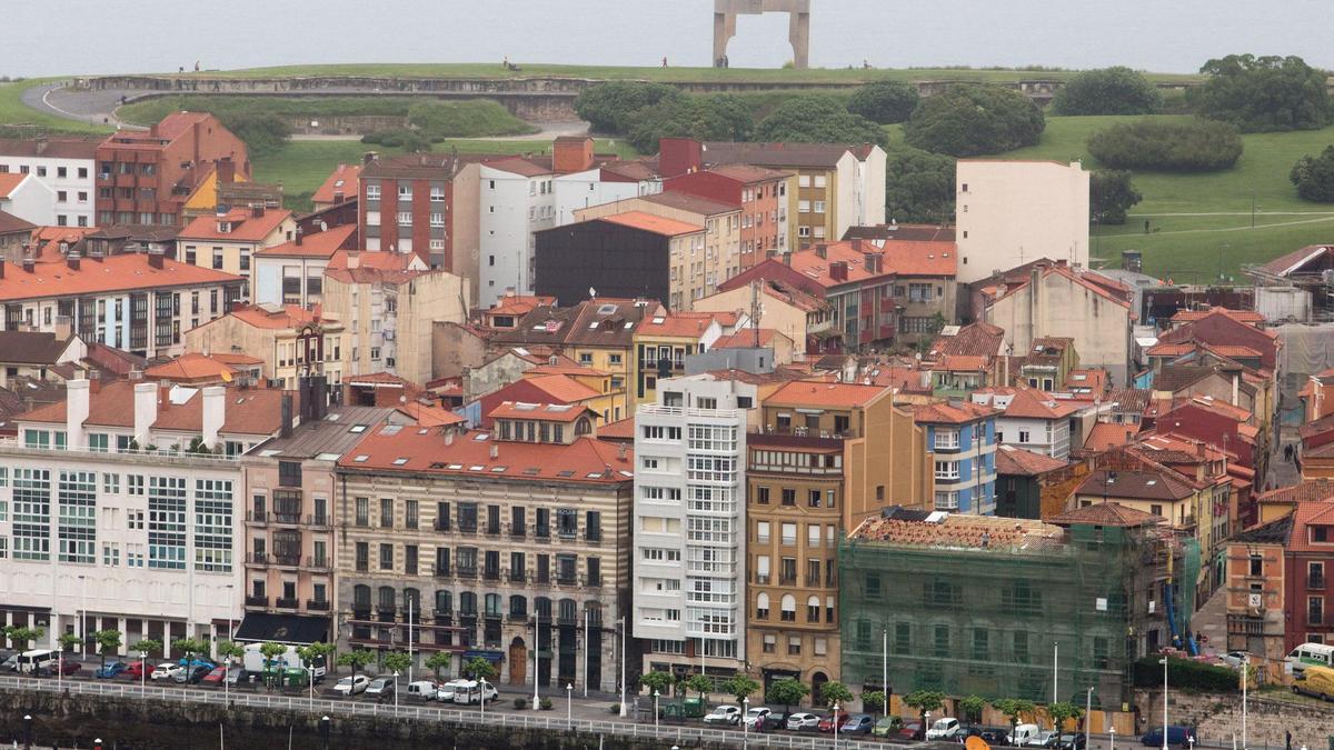Vista de Cimavilla, con el Elogio del Horizonte al fondo.