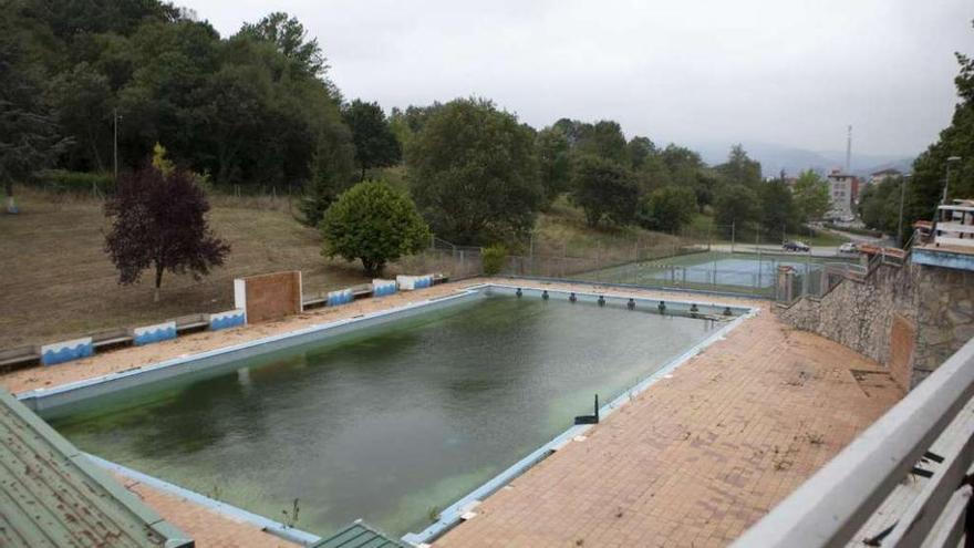 Estado de una de las piscinas del complejo deportivo de Pénjamo, en La Felguera.