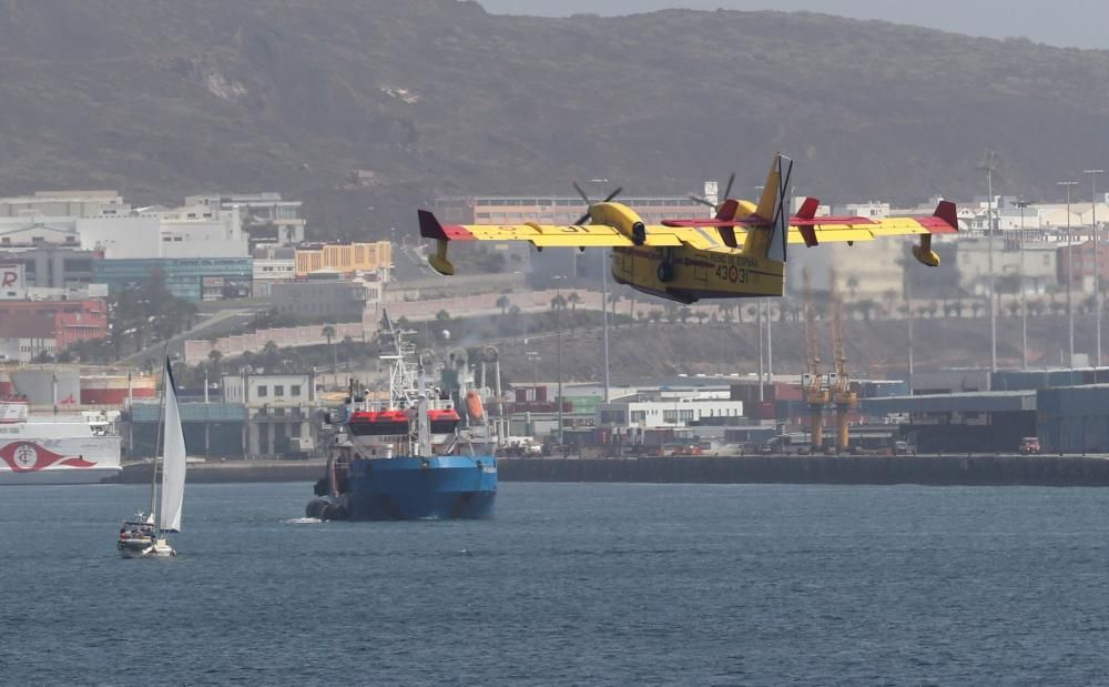 Hidroaviones trabajan sin descanso en el incendio