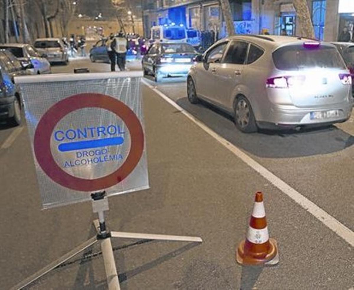 Una brigada de la Guàrdia Urbana fa un control d’alcoholèmia en un carrer de Barcelona. Una brigada de la Guàrdia Urbana fa un control d’alcoholèmia en un carrer de Barcelona.