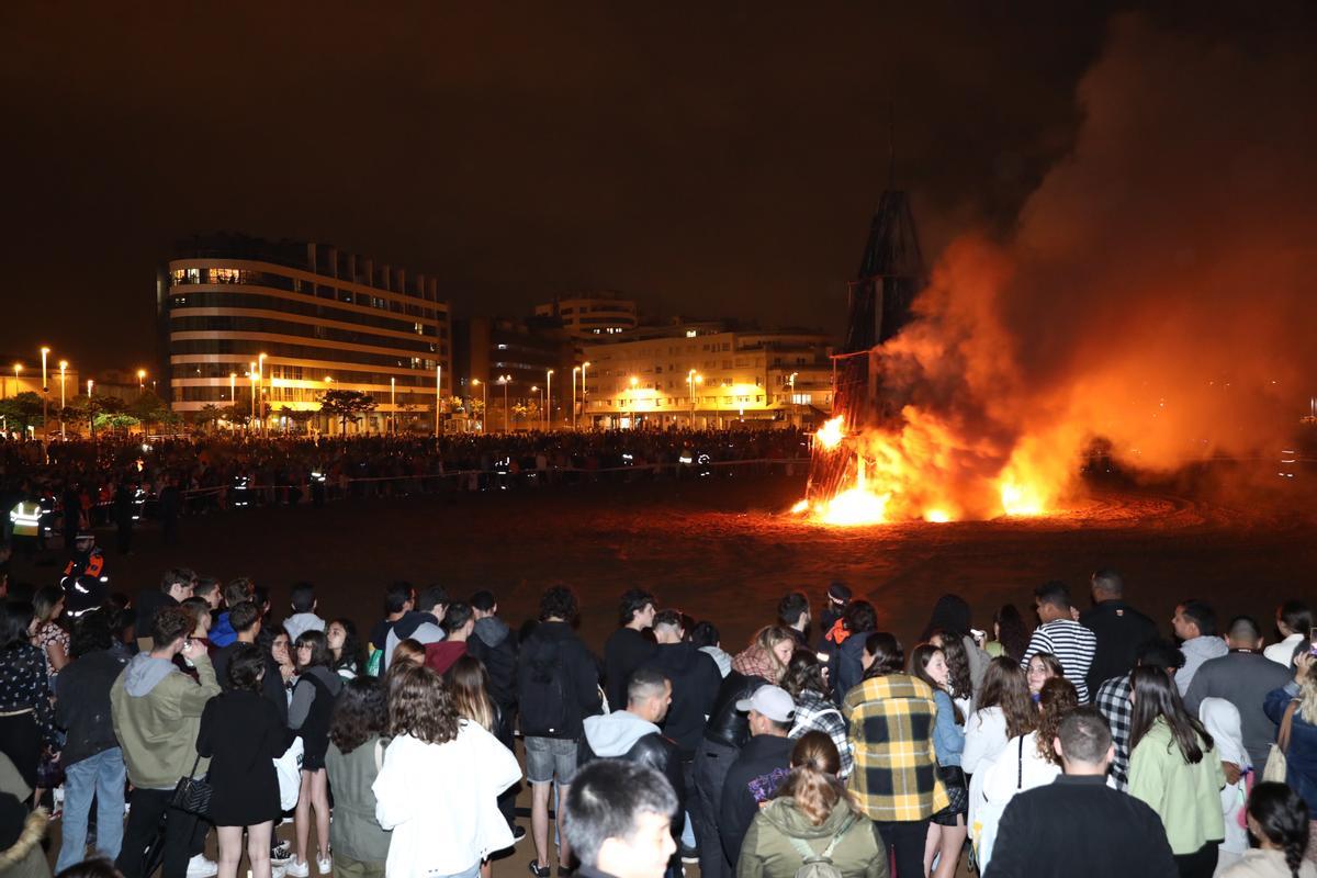 La hoguera de San Juan, en la playa de Poniente de Gijón, el pasado año.