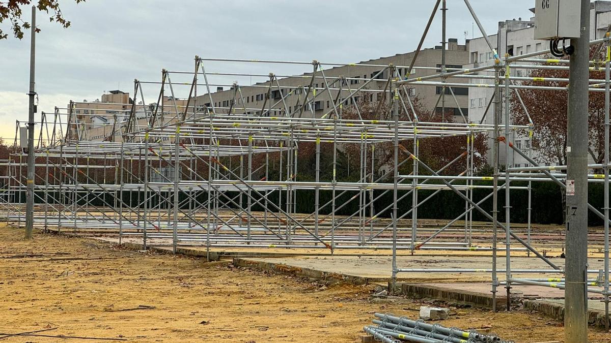 Vídeo | Arranca el montaje de las casetas de la Feria de Abril