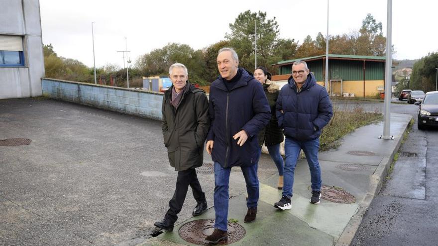 Agustín Reguera, con Luis Taboada y ediles de Xuntos.