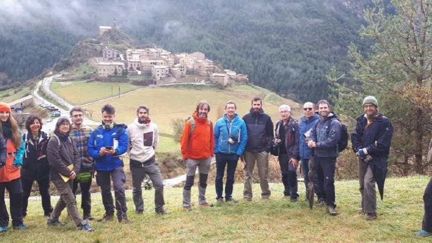 Participants a la formació amb el llogarret de Josa de Cadí al fons