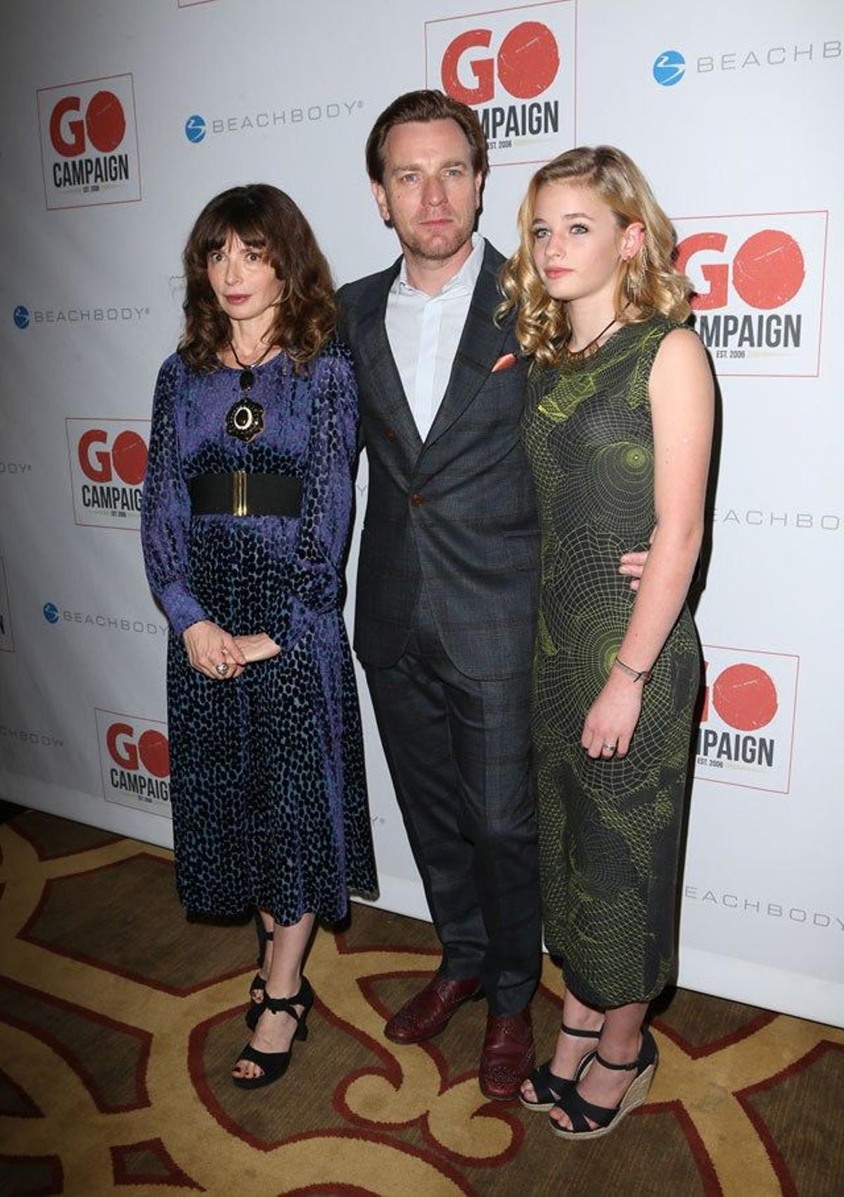Ewan McGregor posa con Eve Mavrakis y Clara Mathilde McGregor en la gala GO Campaign.