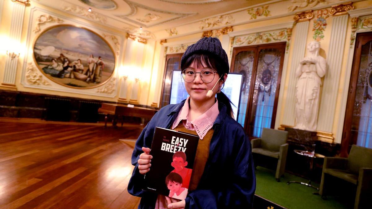 La ilustradora china Yi Yang, este martes, en Caja Rural de Aragón.