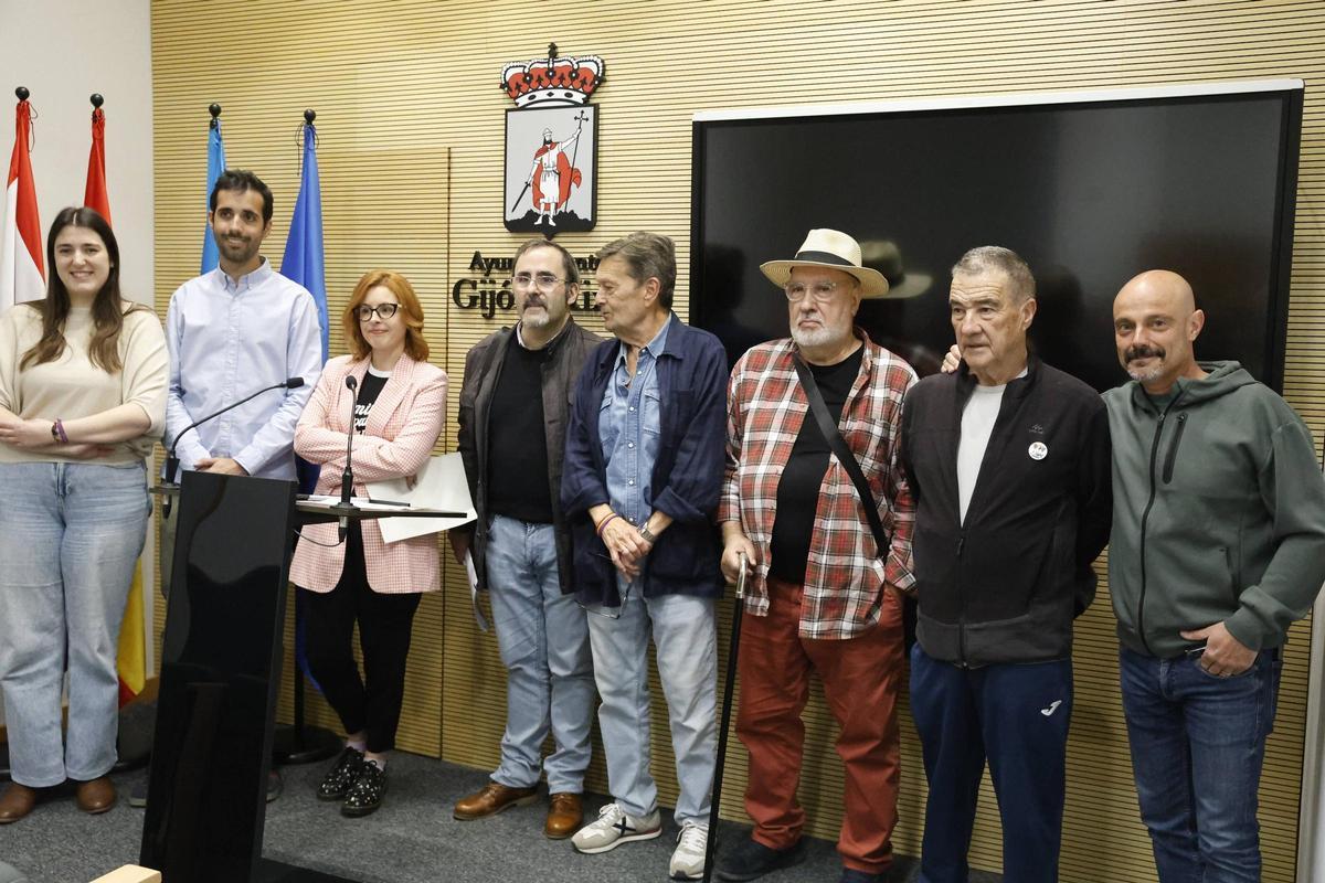 De izquierda a derecha, Olaya Suárez, Alejandro Farpón, Patricia Martínez, Rafael Velasco, Xosé Nel Azcano, Nacho Morán, Cándido González Carnero y Jorge Espina, en la presentación del manifiesto.
