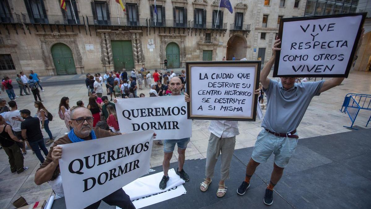 Un instante de la protesta de los vecinos del Casco Antiguo