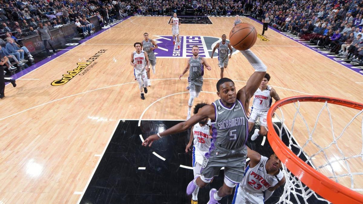 De&#039;Aaron Fox realiza un mate contra los Detroit Pistons.