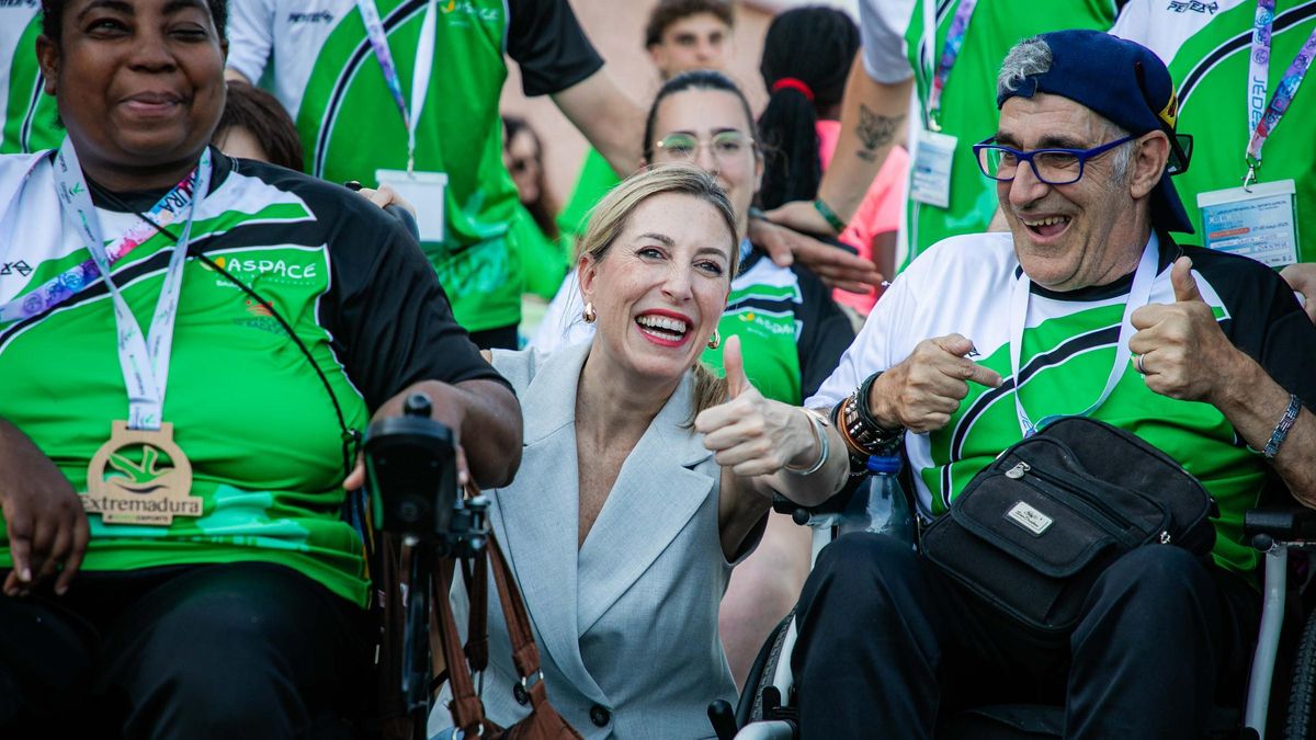 María Guardiola, con varios de los participantes.