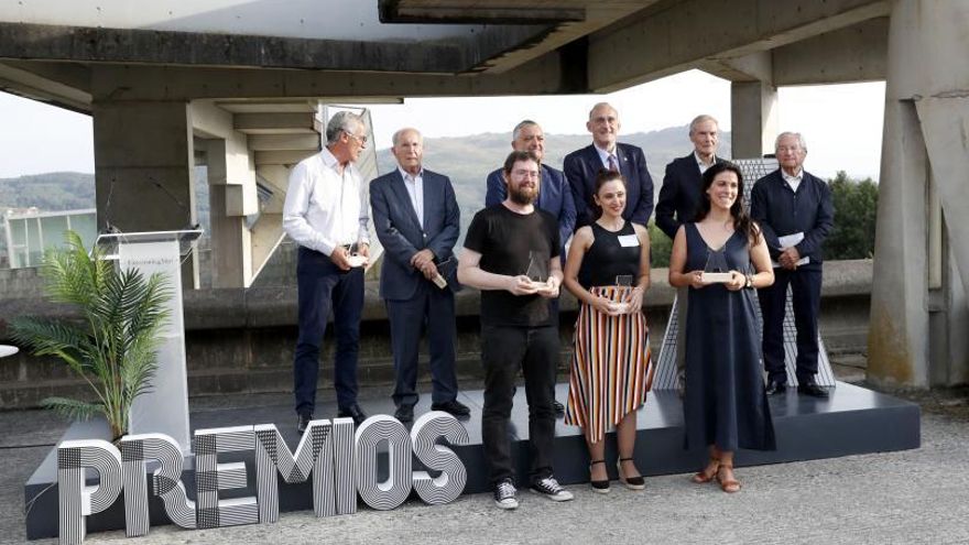 Domingo Docampo, Luis Espada, Ernesto Pedrosa, Manuel Reigosa, José Antonio Rodríguez Vázquez y José María Franco, ayer, junto a tres de los egresados de la UVigo premiados, Martín Rodríguez, Bibiana Rodiño y Andrea Ruzo. // JOSÉ LORES