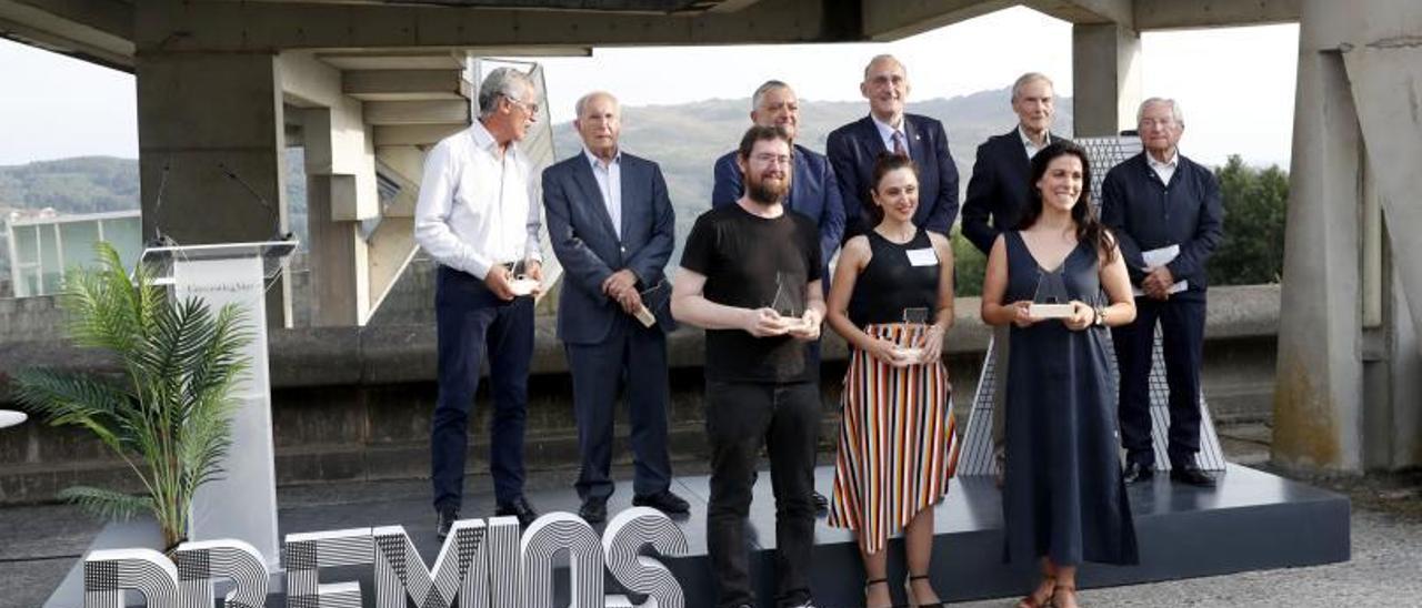 Domingo Docampo, Luis Espada, Ernesto Pedrosa, Manuel Reigosa, José Antonio Rodríguez Vázquez y José María Franco, ayer, junto a tres de los egresados de la UVigo premiados, Martín Rodríguez, Bibiana Rodiño y Andrea Ruzo.  // JOSÉ LORES