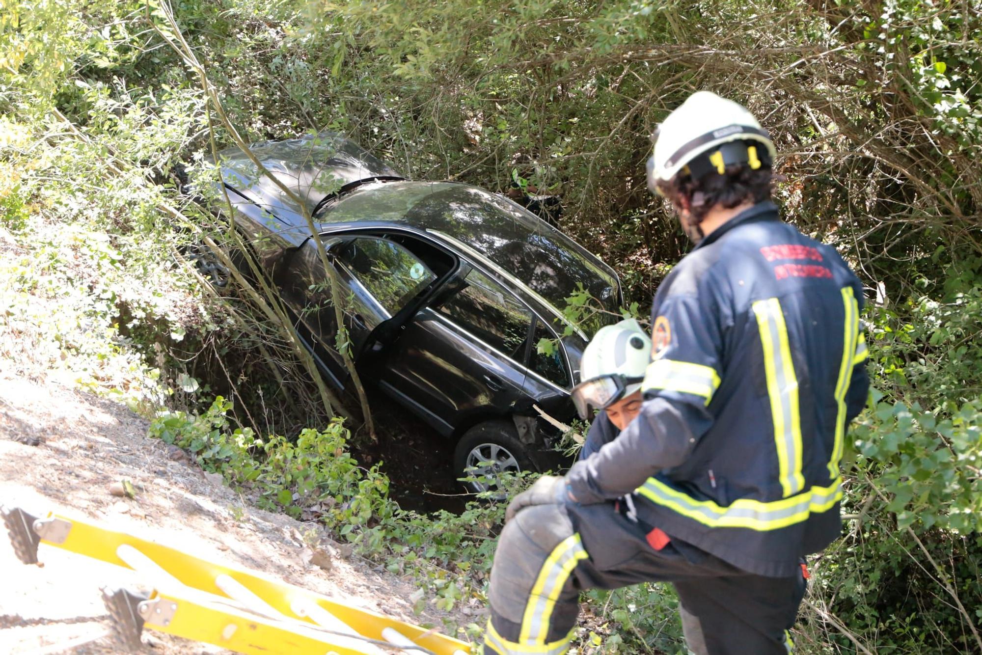 Un coche se precipita a un regato en la N-122 a las afueras de Zamora capital, en el entorno de la Fuente de la Salud