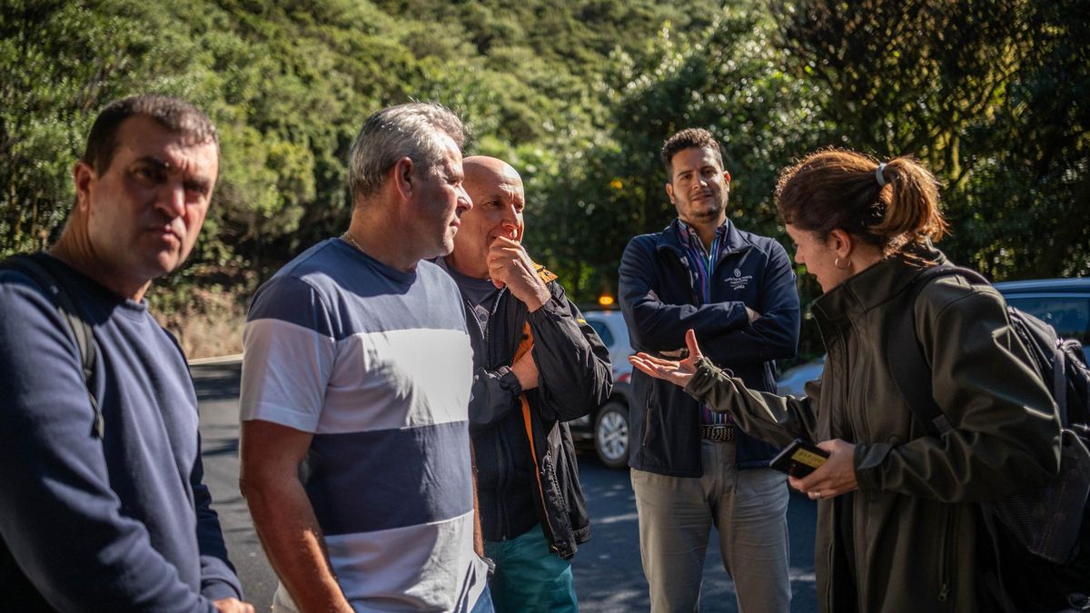 Vecinos de Anaga hablan con la directora del Parque Rural en presencia del coordinador del distrito.
