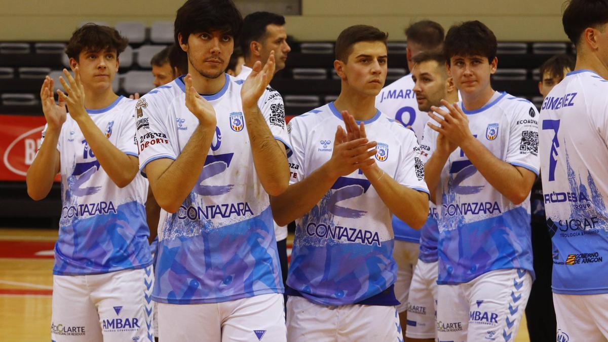 Los jugadores del Contazara aplauden a la grada al término de un partido de esta temporada.