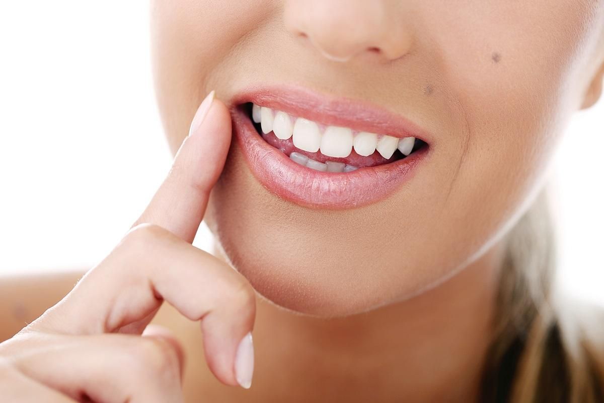 Más de 3 de cada 5 españoles consideran que el aspecto de su sonrisa les influye mucho o bastante.