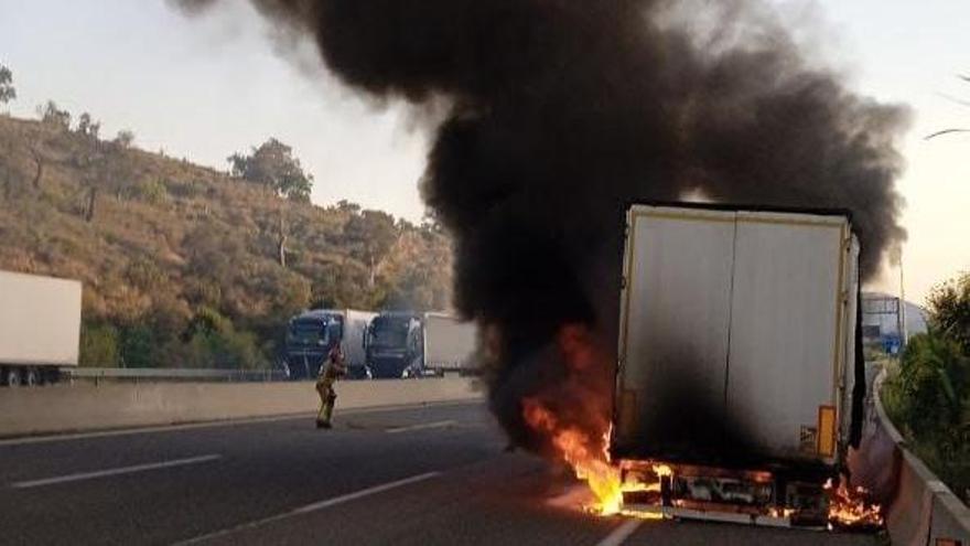 L&#039;incendi d&#039;un camió causa retencions a l&#039;AP-7 a la Jonquera