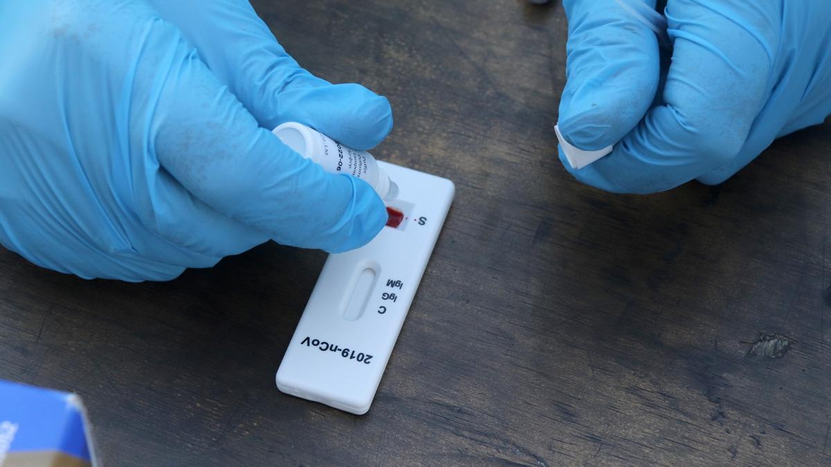 Un test d’antígens per detectar el coronavirus en una  imatge d’arxiu.