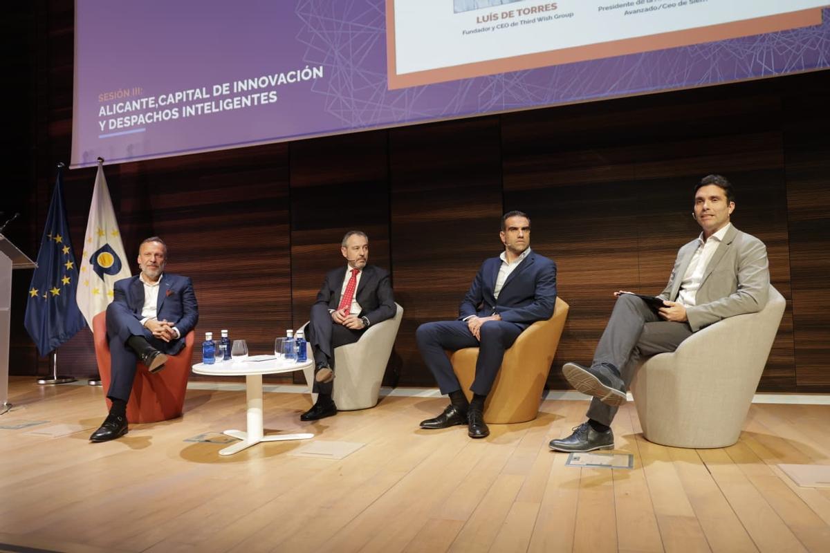 De izquierda a derecha, el CEO de Third Wish Group, el director general de Empleo del Ayuntamiento de Alicante, el director general de Mindden y el moderador, presidente de la Asociación de Terciario Avanzado