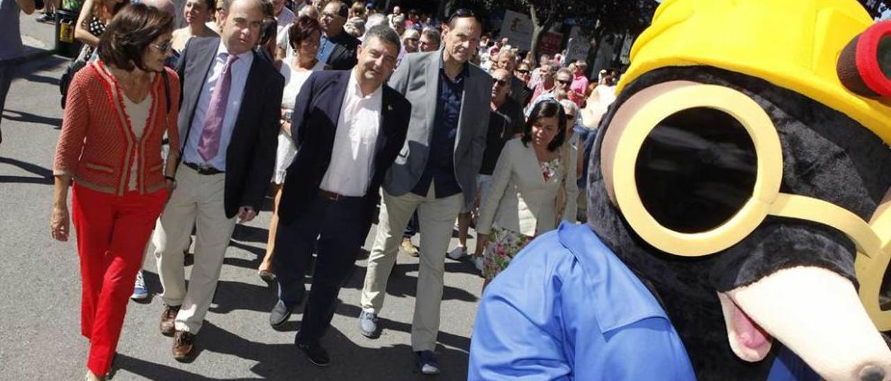 &quot;Samu&quot; y, detrás, las autoridades en el Día de Langreo.