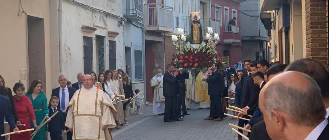 La imagen de Sant Vicent recorrió calles de Xilxes acompañada de los fieles.